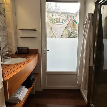 Elegant De Avec Patio Apartment