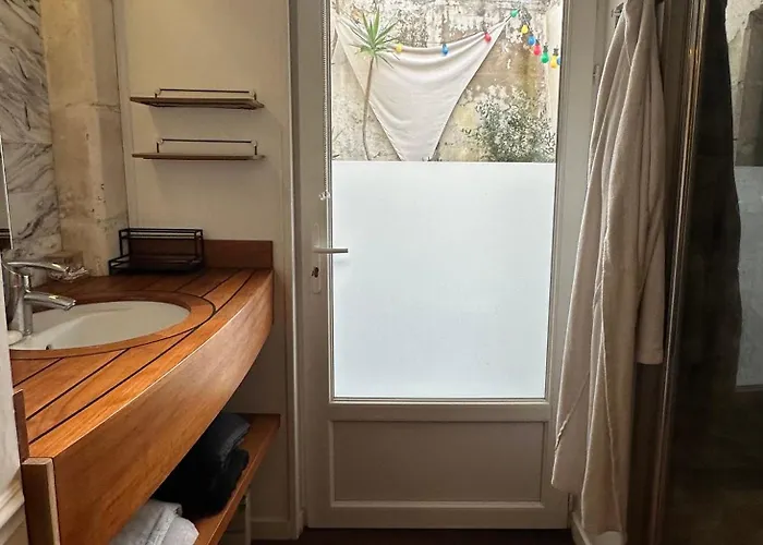 Elegant De Avec Patio شقة